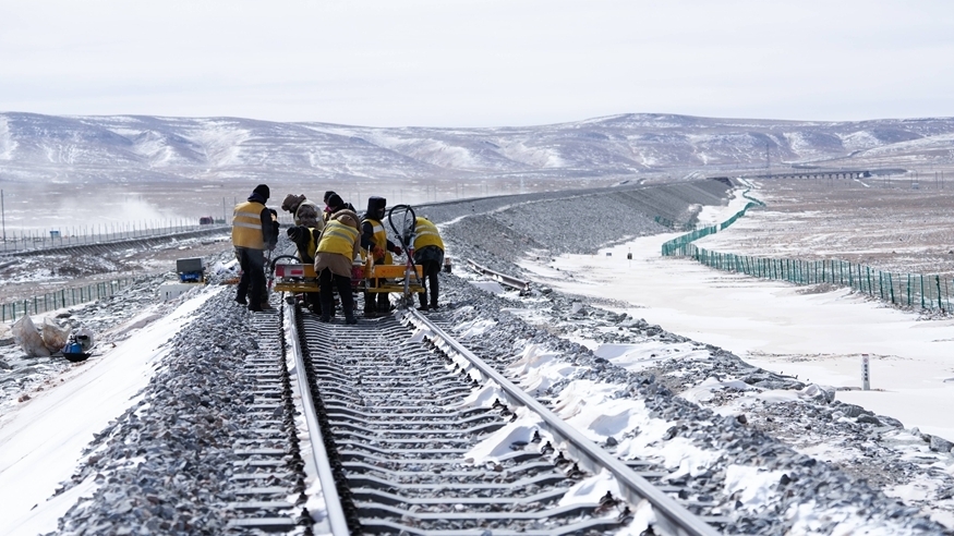 新春走基層丨在昆侖山腹地守護(hù)春運路